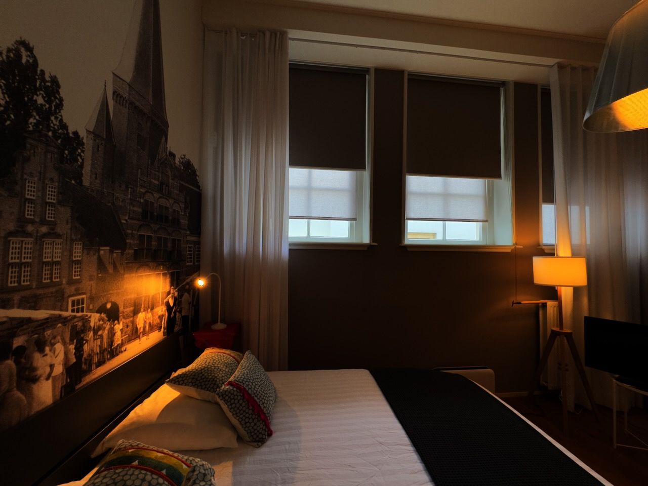 sfeervolle kamer met bed kussens van Lein&Co schemerlamp televisie in bed en breakfast kerkstraatje3