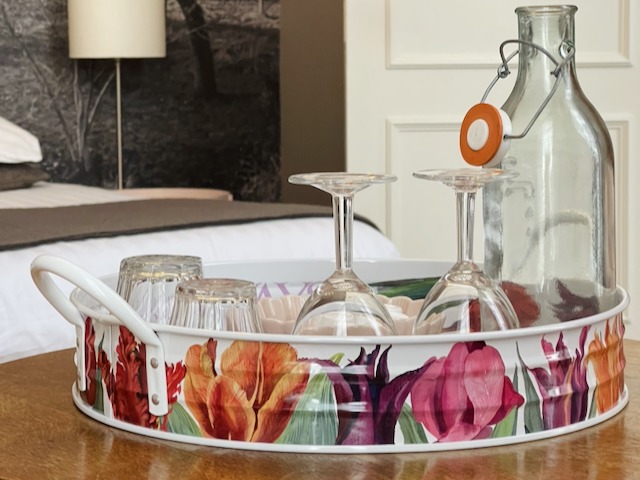 Gezellig theeblad van Emma Bridgewater met wijnglazen