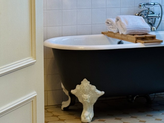 Detail bad op pootjes van Jacob Delafon